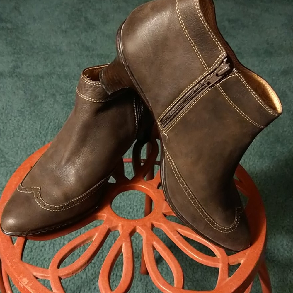 Authentic "Sofft Brand" ankle high leather boots